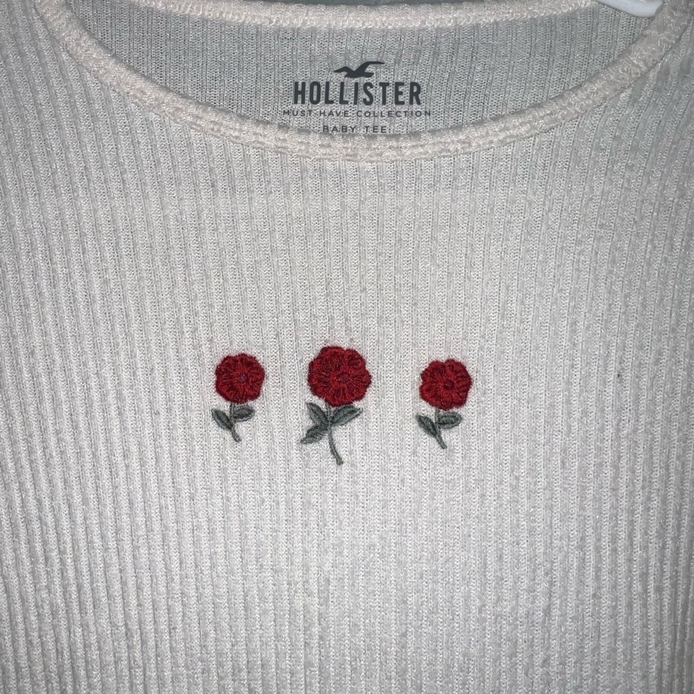 Hollister Cream Long Sleeve Fitted Top with Rose Embroidery Scoop Neck Size XS - Picture 4 of 6